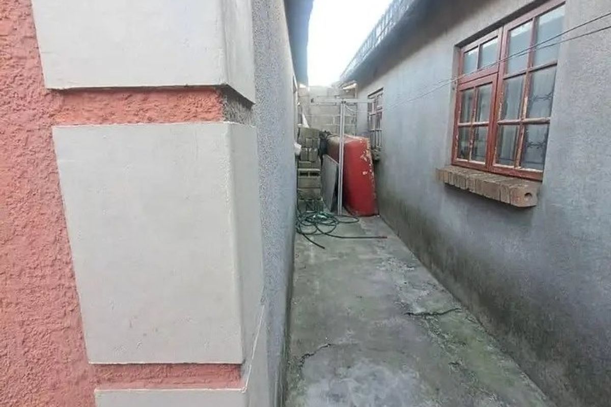 2 BEDROOM HOUSE FOR SALE IN VICTORIA MXENGE - Photo 3