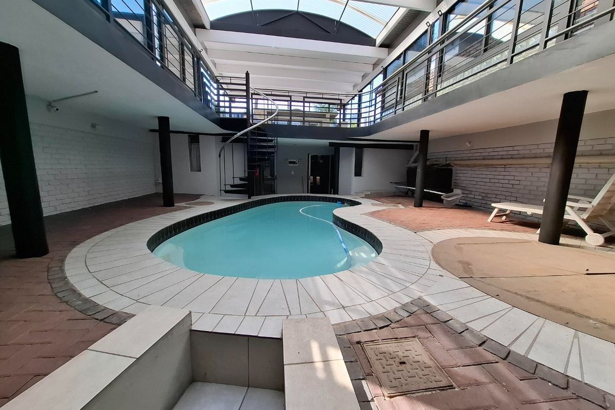 Premium Hatfield Student Space with Pool View - Photo 2