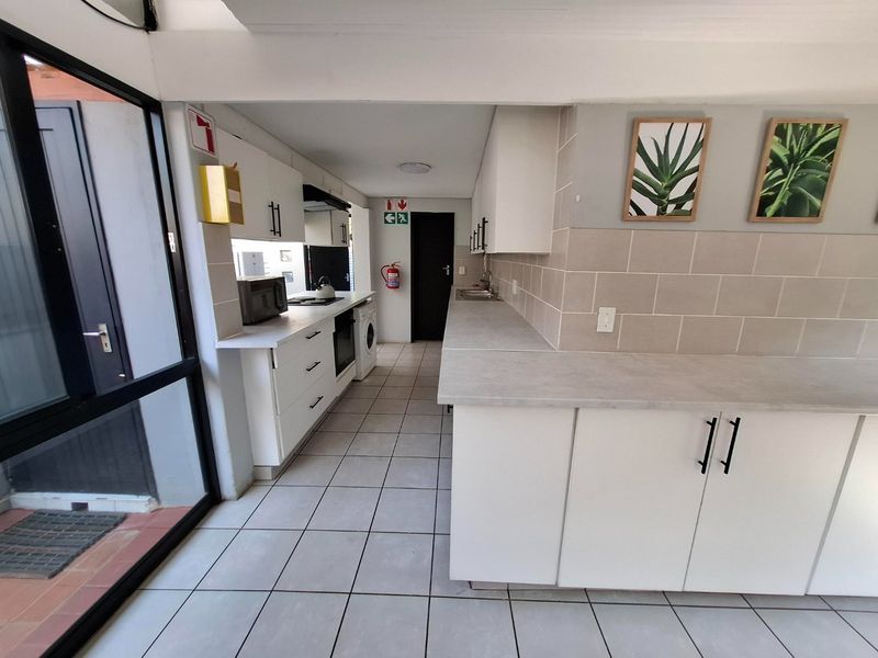 Premium Hatfield Student Space with Pool View - Photo 5