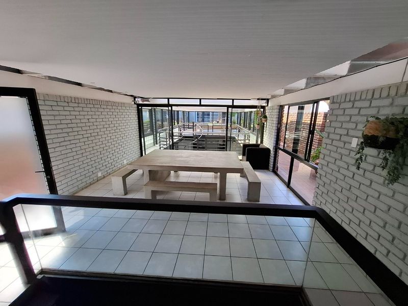 Premium Hatfield Student Space with Pool View - Photo 4