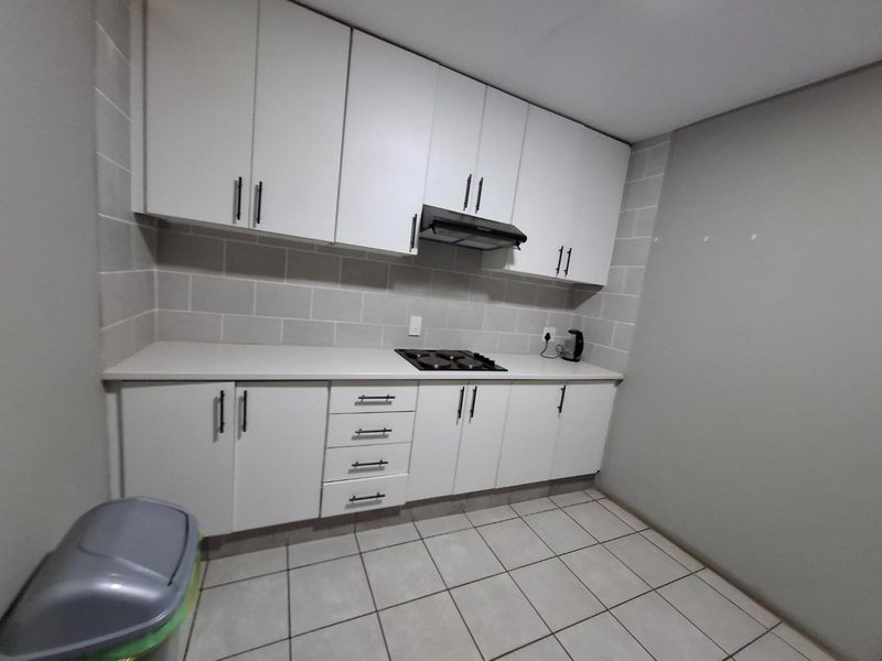 Premium Hatfield Student Space with Pool View - Photo 10