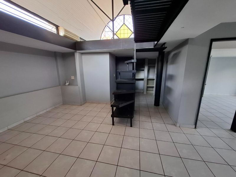Premium Hatfield Student Space with Pool View - Photo 8
