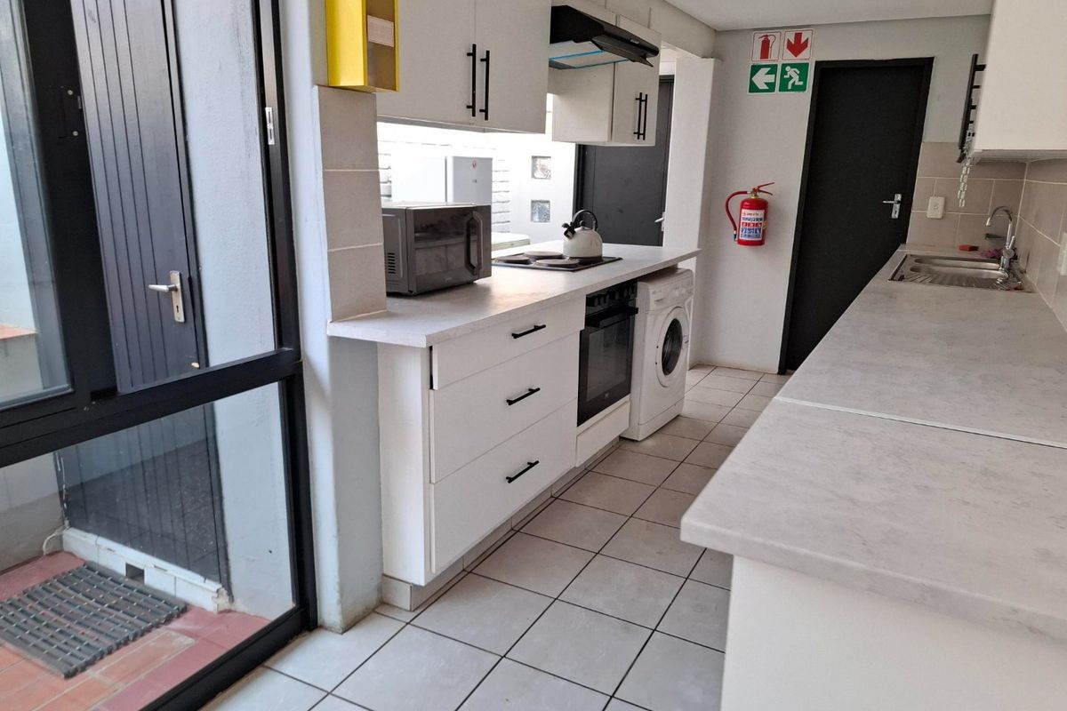 Premium Hatfield Student Space with Pool View - Photo 3