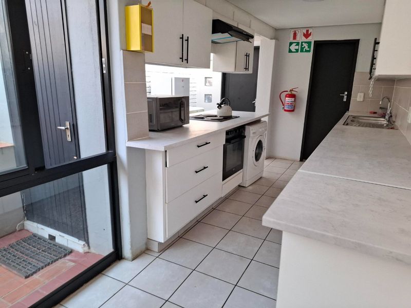 Premium Hatfield Student Space with Pool View - Photo 3