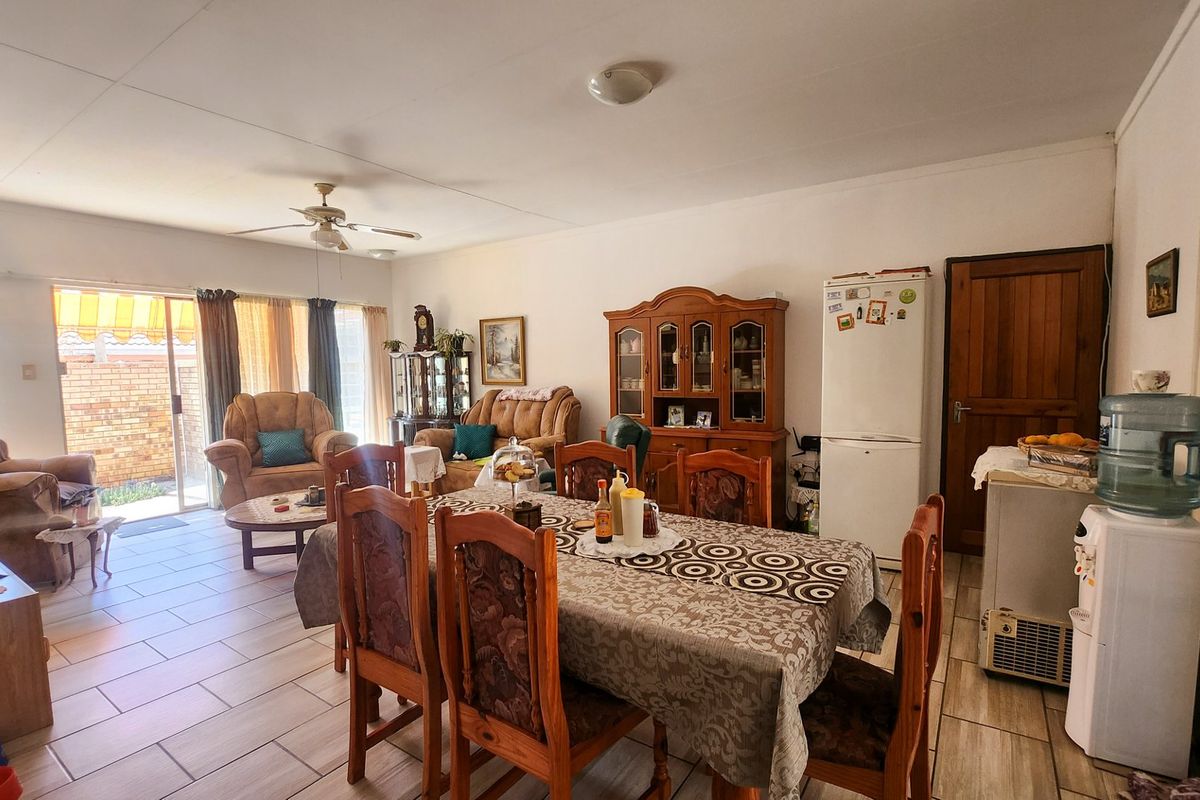 Discover the perfect blend of low-maintenance living and modern comfort in this charming three-bedroom townhouse. - Photo 5