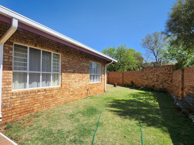 Discover the perfect blend of low-maintenance living and modern comfort in this charming three-bedroom townhouse. - Photo 10