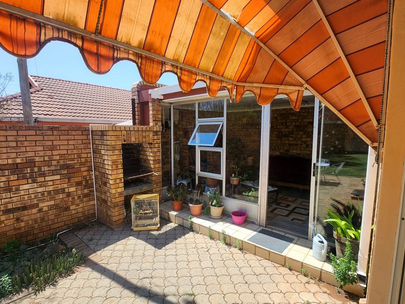 Discover the perfect blend of low-maintenance living and modern comfort in this charming three-bedroom townhouse. - Photo 8