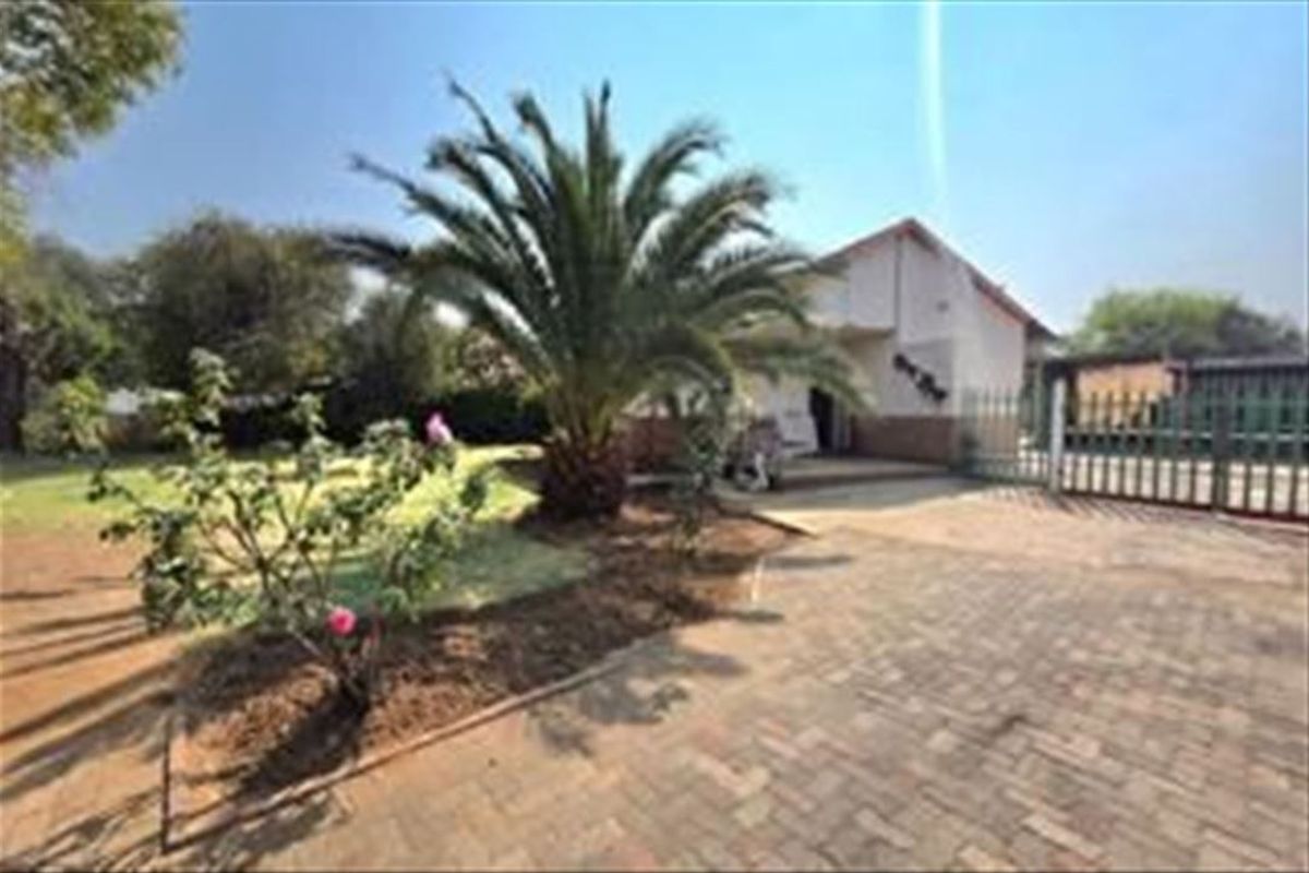 Charming and Practical Family Home - Photo 3