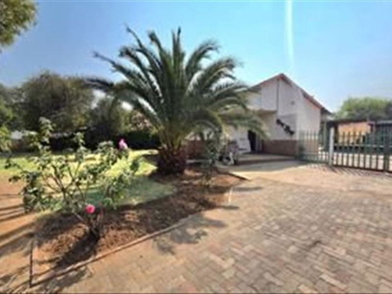 Charming and Practical Family Home - Photo 3