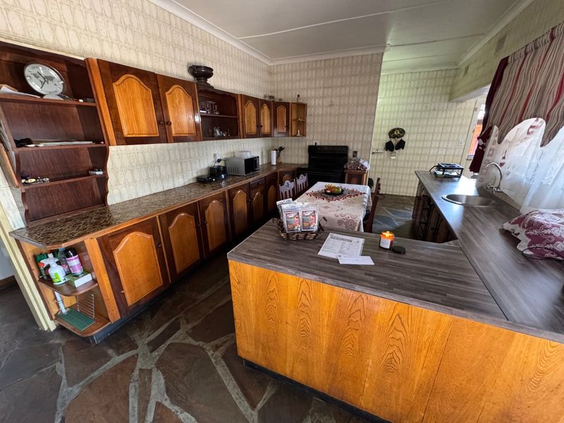 Elegant and Spacious Family Retreat - Photo 3