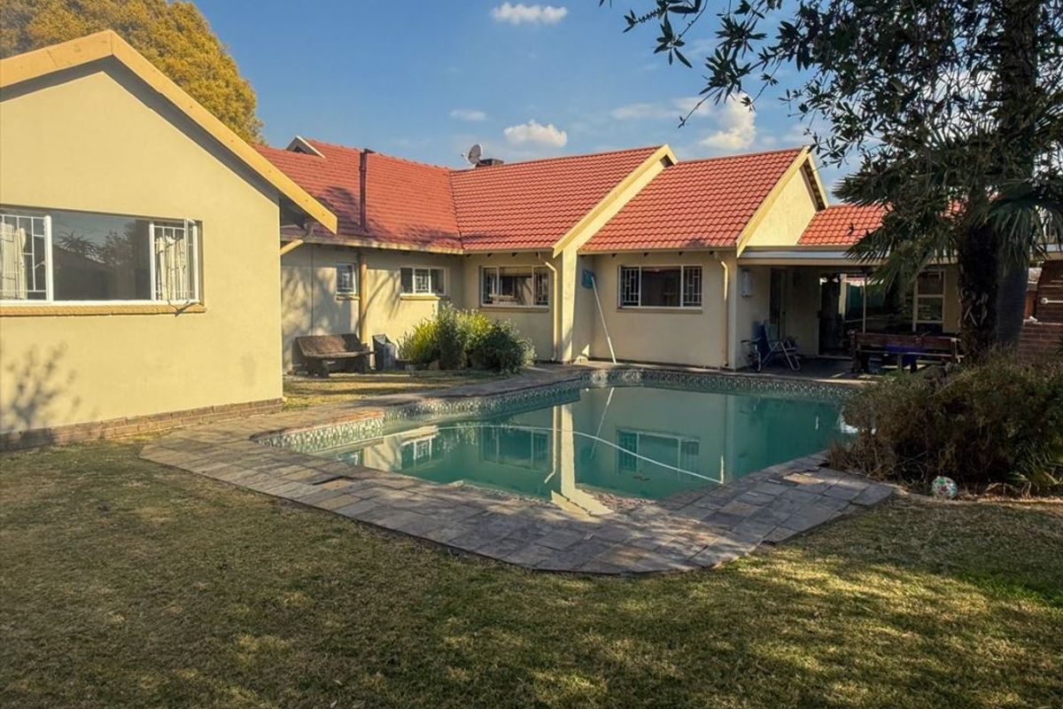 Spacious Family Home with Exceptional Features - Photo 3