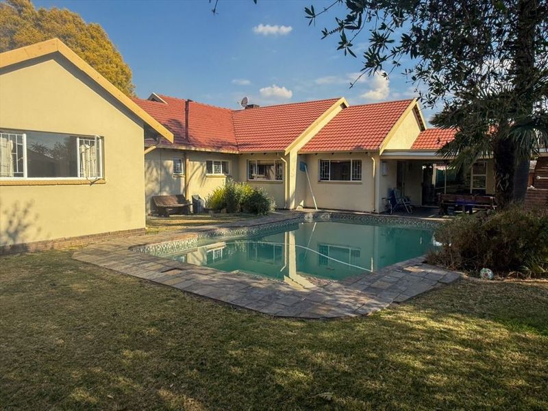 Spacious Family Home with Exceptional Features - Photo 3