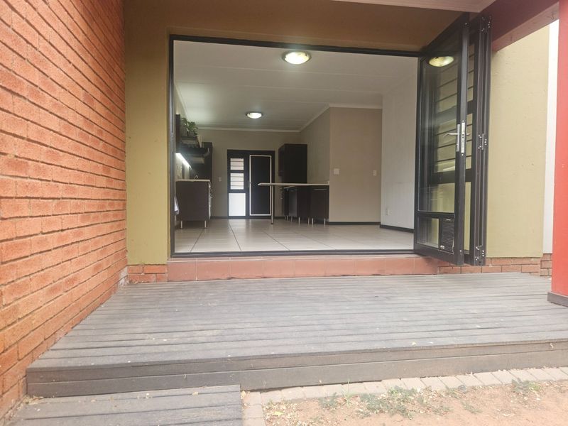 Modern 2 Bed 1 Bath Garden Apartment - Pet Friendly  - Photo 3