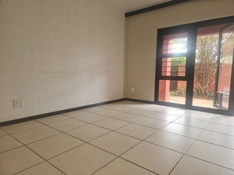 Modern 2 Bed 1 Bath Garden Apartment - Pet Friendly  - Photo 5