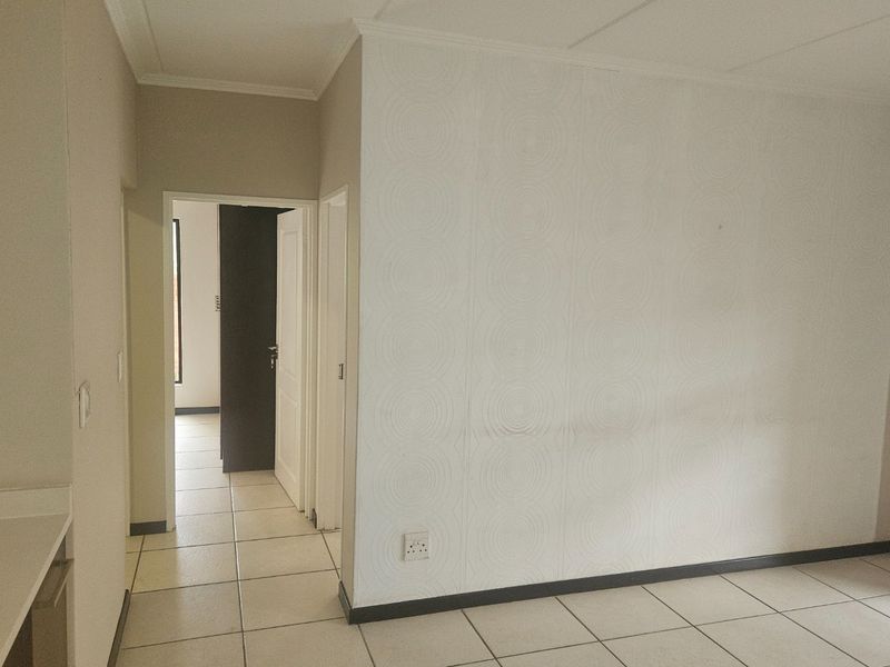 Modern 2 Bed 1 Bath Garden Apartment - Pet Friendly  - Photo 8