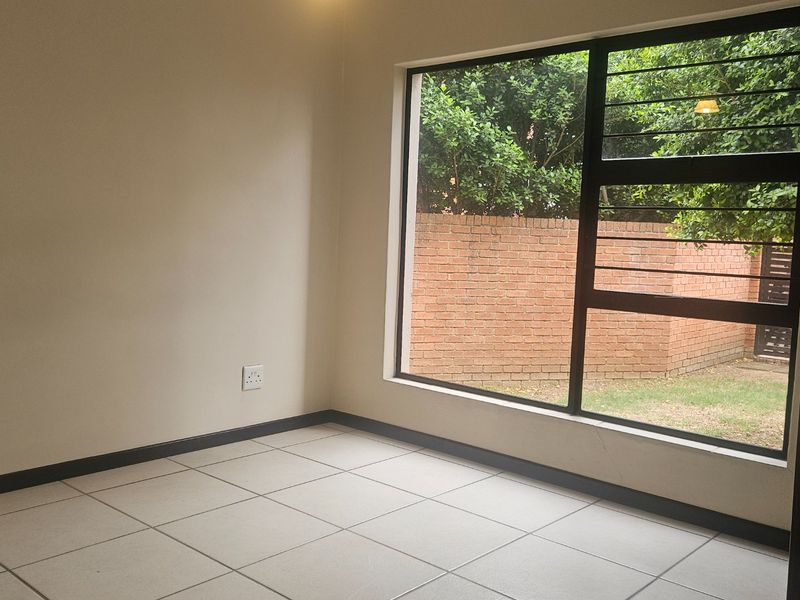 Modern 2 Bed 1 Bath Garden Apartment - Pet Friendly  - Photo 9