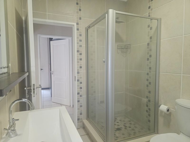 Modern 2 Bed 1 Bath Garden Apartment - Pet Friendly  - Photo 7