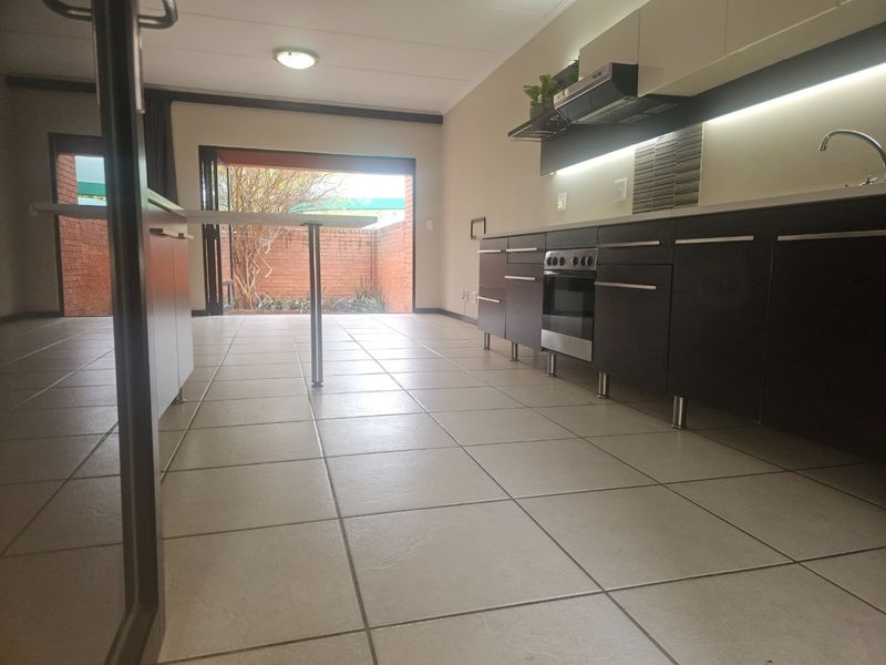 Modern 2 Bed 1 Bath Garden Apartment - Pet Friendly  - Photo 4