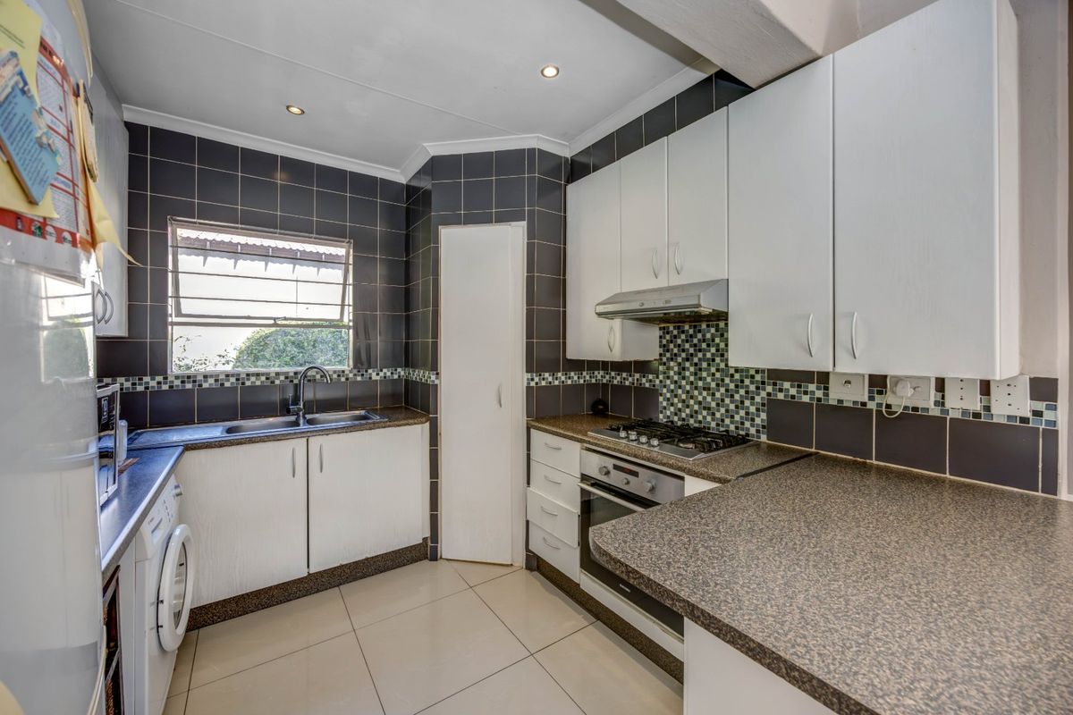 PRICED TO GO! 2 Bed, 2 Bath Townhouse with Double Auto Garage in a Premier Secure Complex - Photo 5