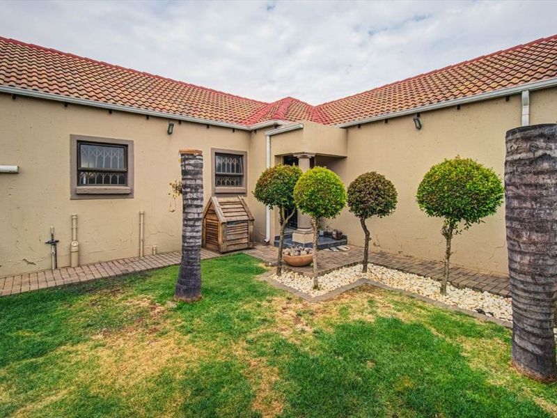 Immaculate Cluster Home in Prime Security Estate - Photo 3