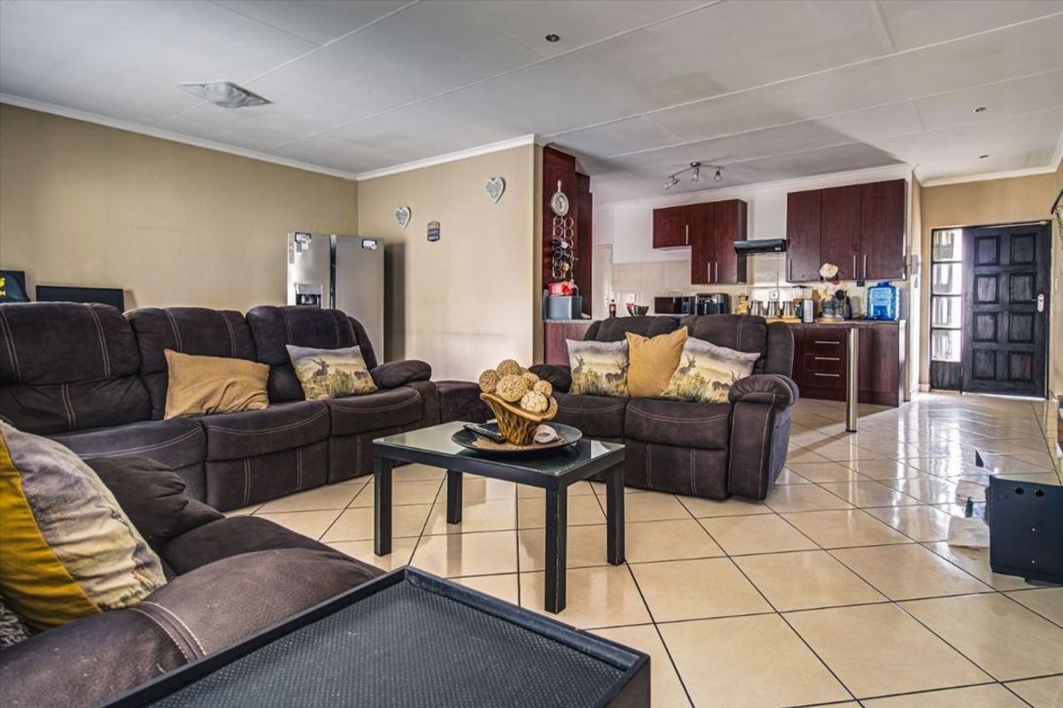 Immaculate Cluster Home in Prime Security Estate - Photo 2