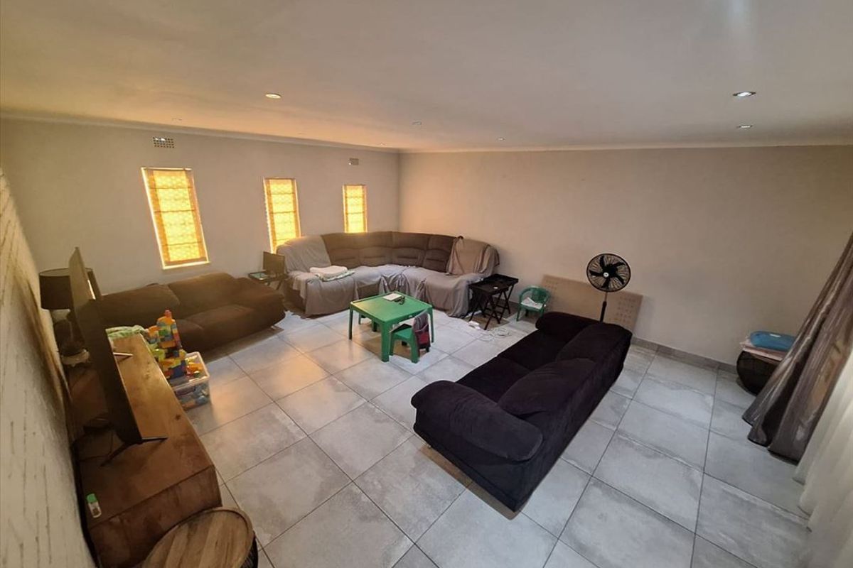 Beautiful Family Home with Pool and Ample Parking - Photo 2