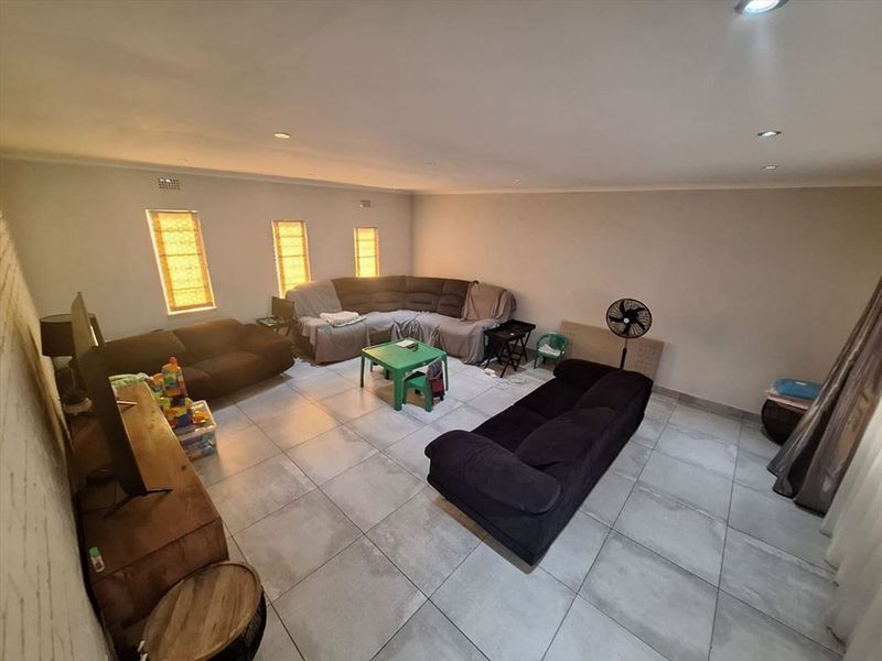 Beautiful Family Home with Pool and Ample Parking - Photo 2