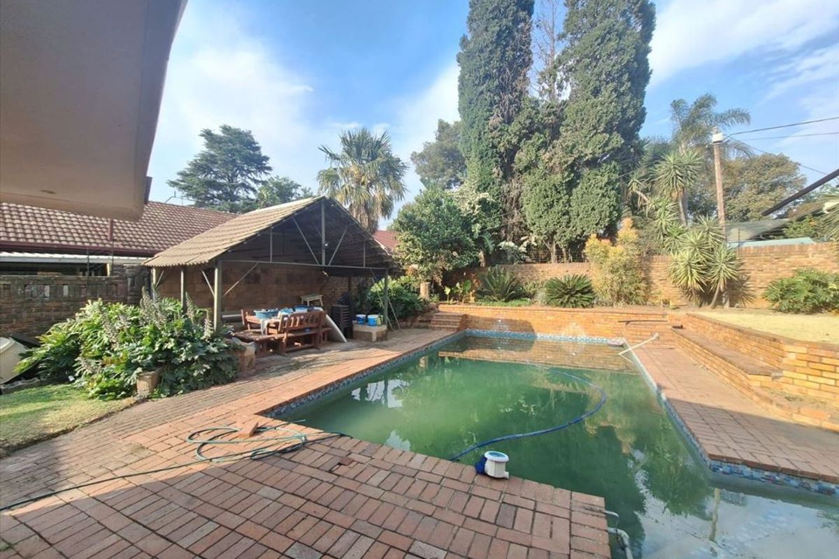 Beautiful Family Home with Pool and Ample Parking - Photo 3