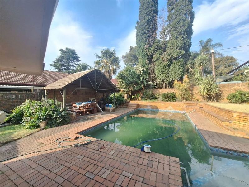 Beautiful Family Home with Pool and Ample Parking - Photo 3