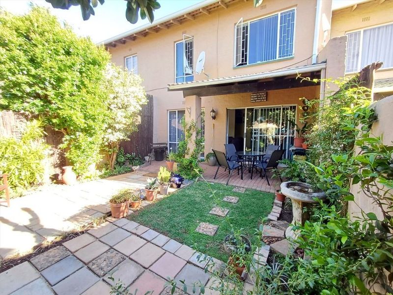 Charming Family Home with Comfortable Living Spaces - Photo 3