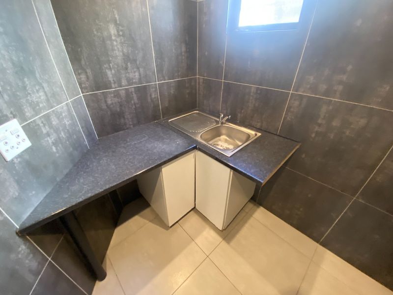 348m2 Industrial Space to Let  - Photo 9