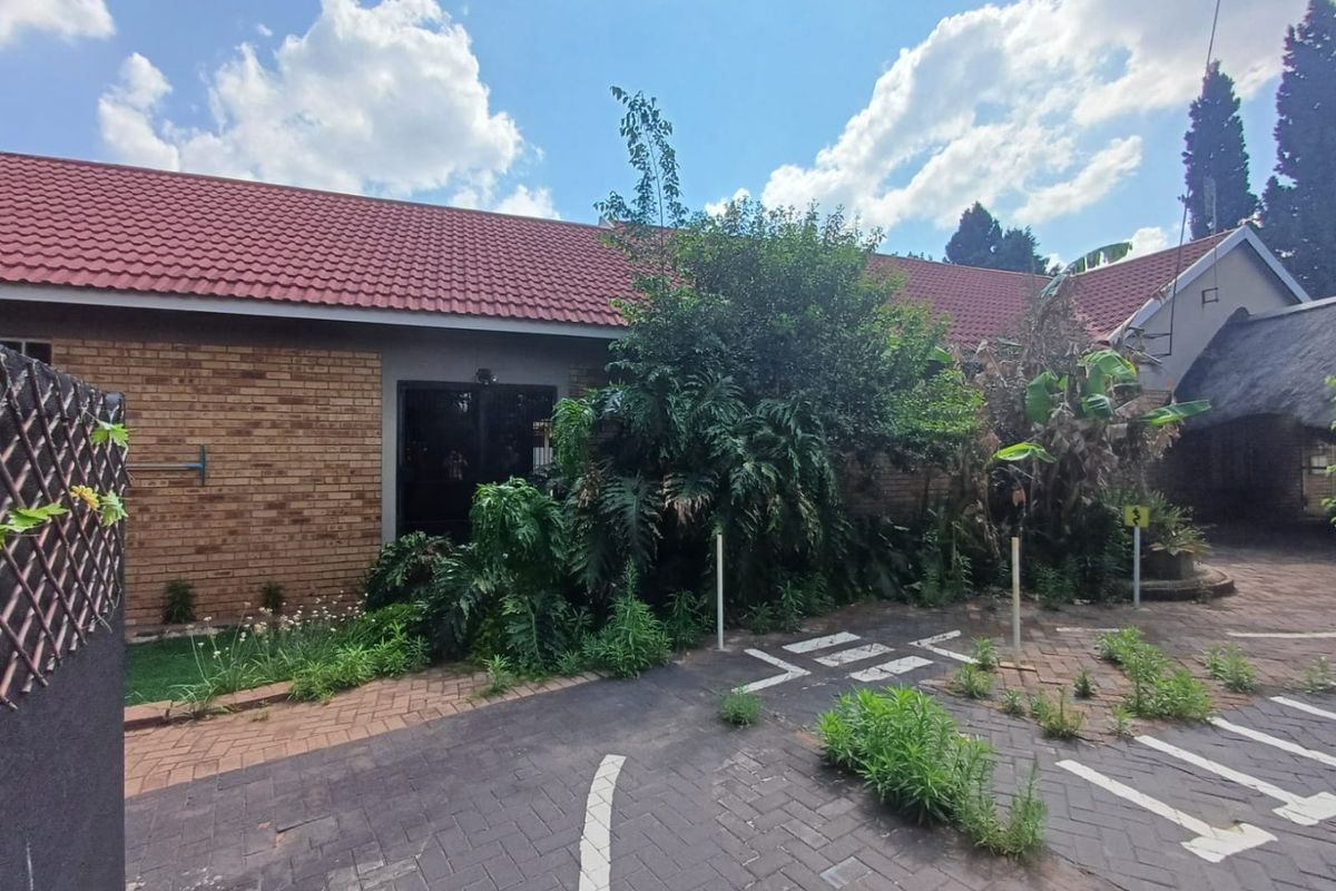Versatile 4-Bedroom Home with Business Rights in Flamwood, Klerksdorp - Photo 4