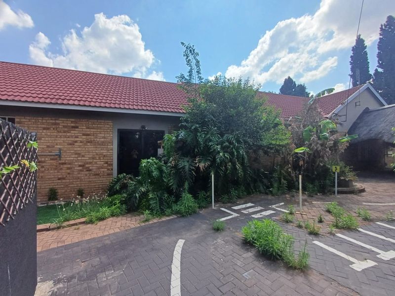 Versatile 4-Bedroom Home with Business Rights in Flamwood, Klerksdorp - Photo 4