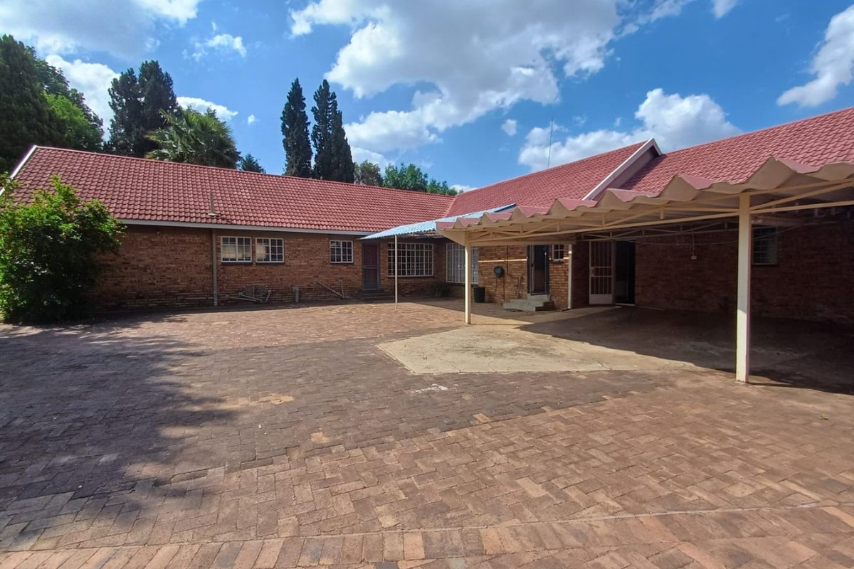 Versatile 4-Bedroom Home with Business Rights in Flamwood, Klerksdorp - Photo 5
