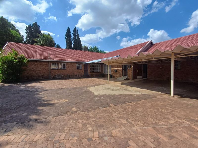 Versatile 4-Bedroom Home with Business Rights in Flamwood, Klerksdorp - Photo 5