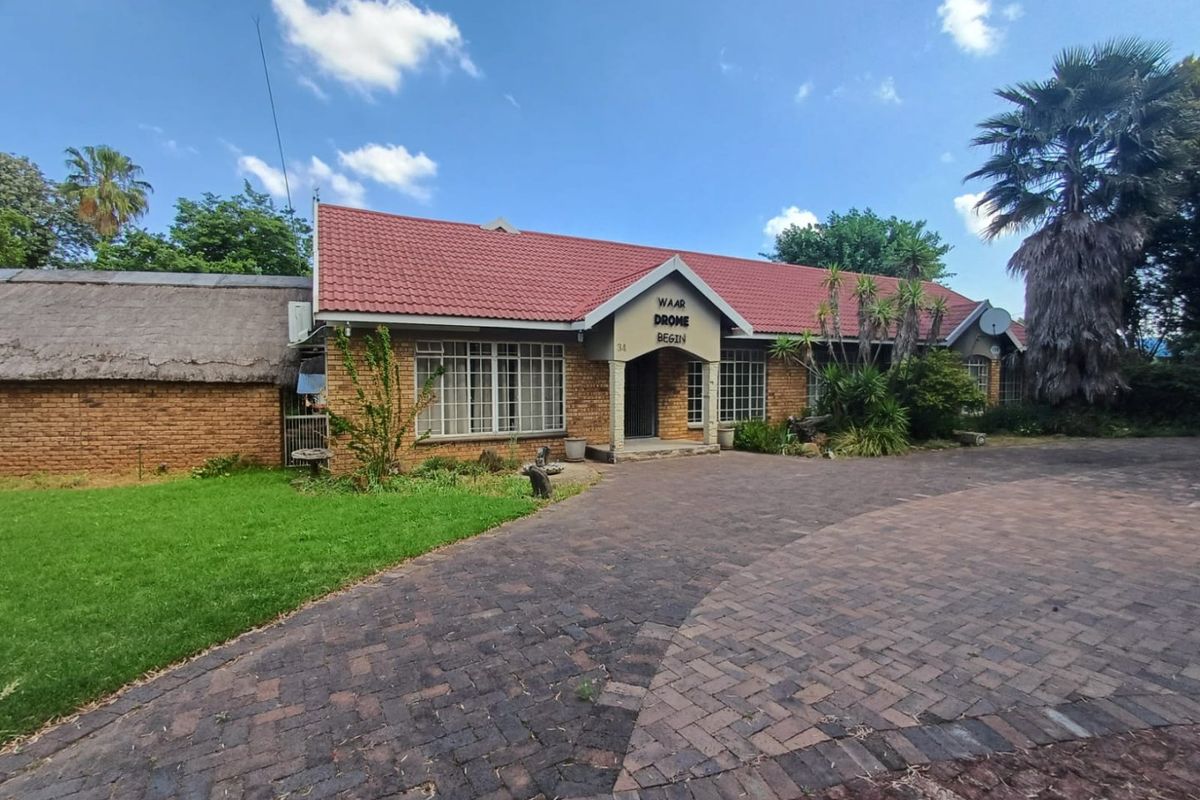 Versatile 4-Bedroom Home with Business Rights in Flamwood, Klerksdorp - Photo 3