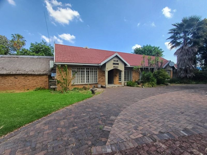 Versatile 4-Bedroom Home with Business Rights in Flamwood, Klerksdorp - Photo 3