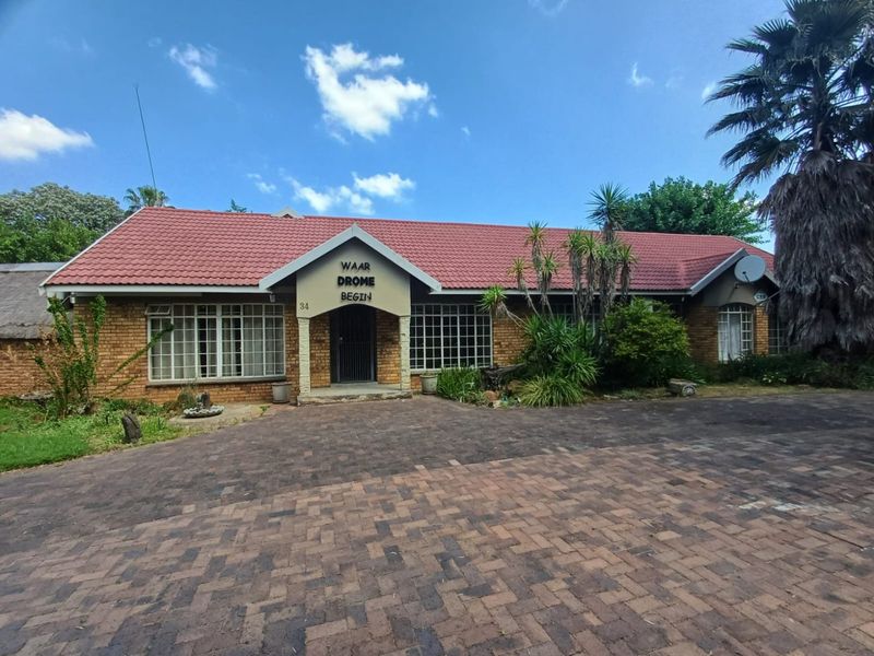 Versatile 4-Bedroom Home with Business Rights in Flamwood, Klerksdorp - Photo 2