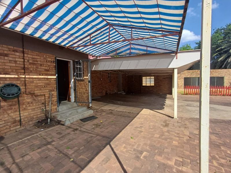 Versatile 4-Bedroom Home with Business Rights in Flamwood, Klerksdorp - Photo 10