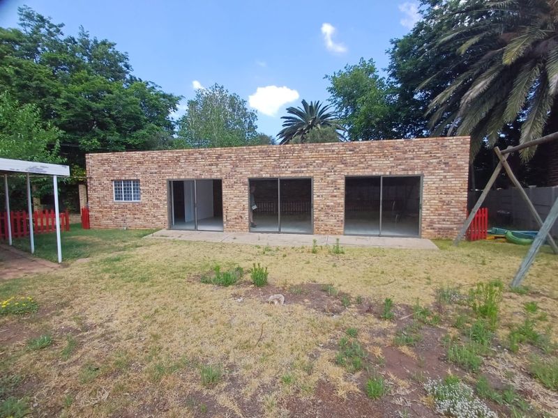 Versatile 4-Bedroom Home with Business Rights in Flamwood, Klerksdorp - Photo 9