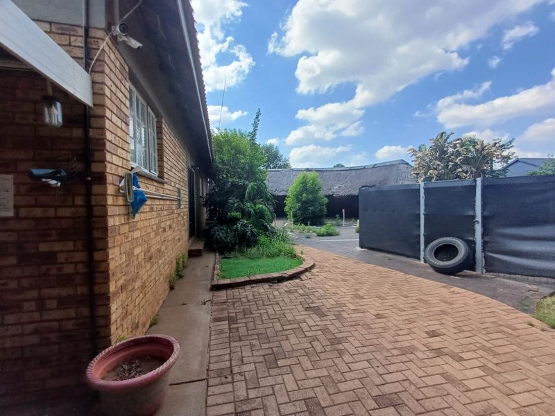 Versatile 4-Bedroom Home with Business Rights in Flamwood, Klerksdorp - Photo 6