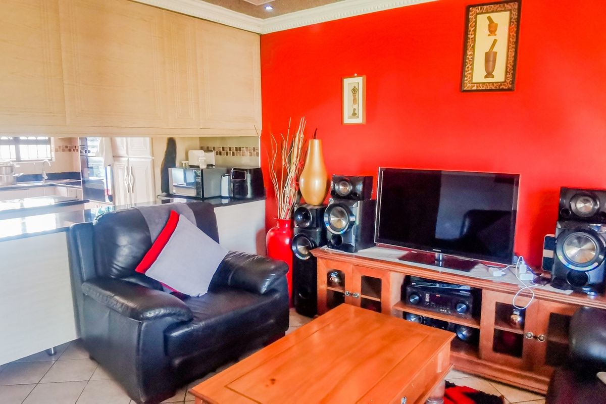 Charming 3-Bedroom Family Home for Sale - Photo 4