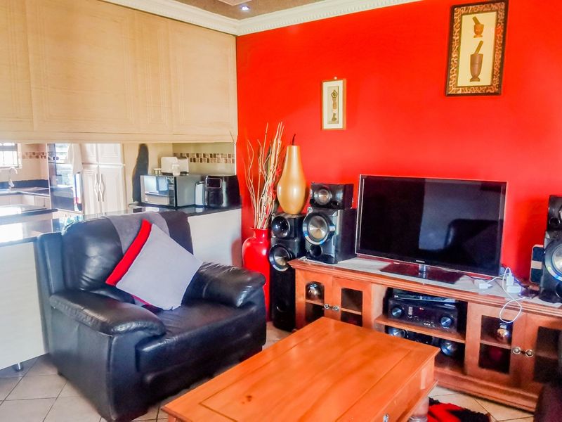 Charming 3-Bedroom Family Home for Sale - Photo 4