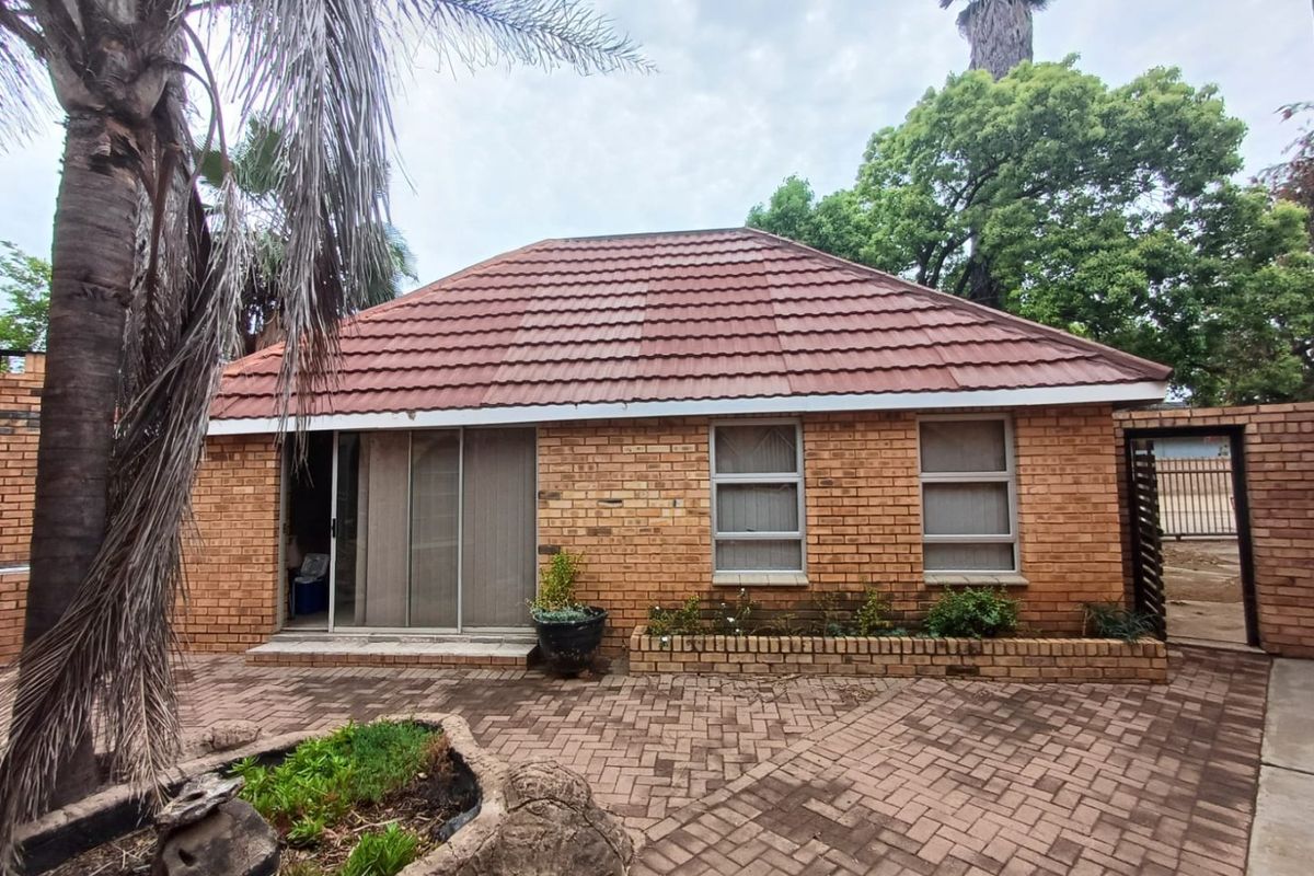 Spacious Family Home with Pool and Flatlet in Flimieda, Klerksdorp - Photo 4