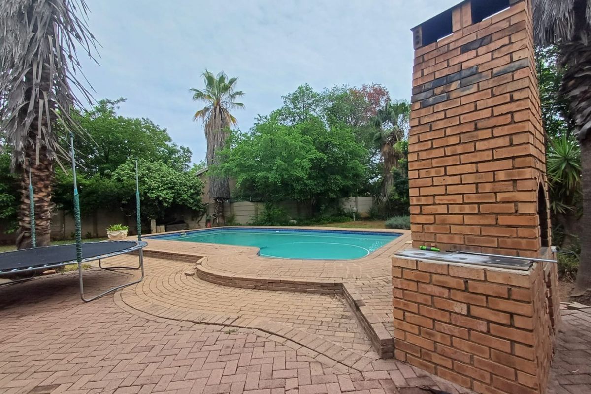 Spacious Family Home with Pool and Flatlet in Flimieda, Klerksdorp - Photo 2