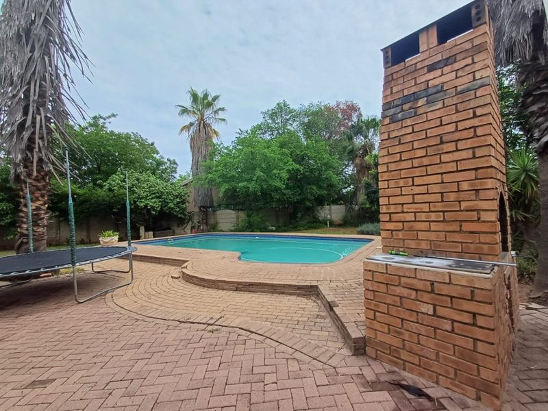 Spacious Family Home with Pool and Flatlet in Flimieda, Klerksdorp - Photo 2