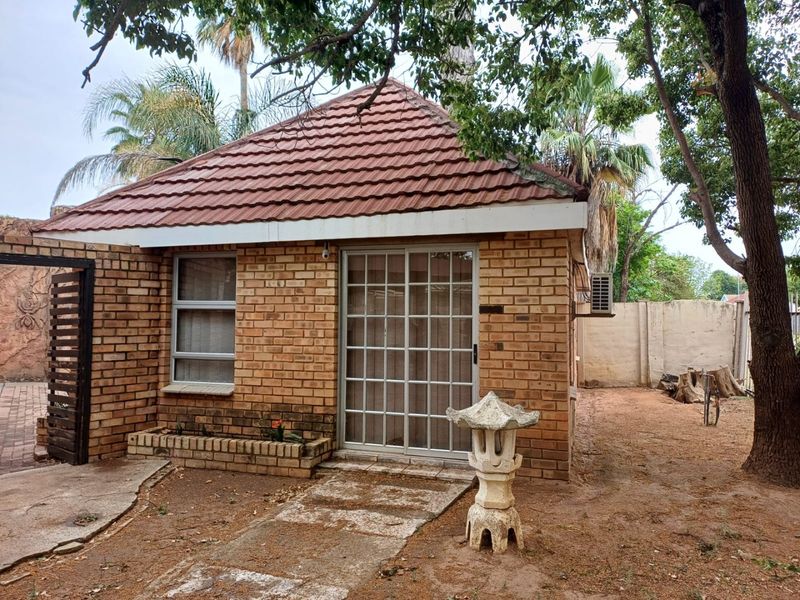 Spacious Family Home with Pool and Flatlet in Flimieda, Klerksdorp - Photo 5