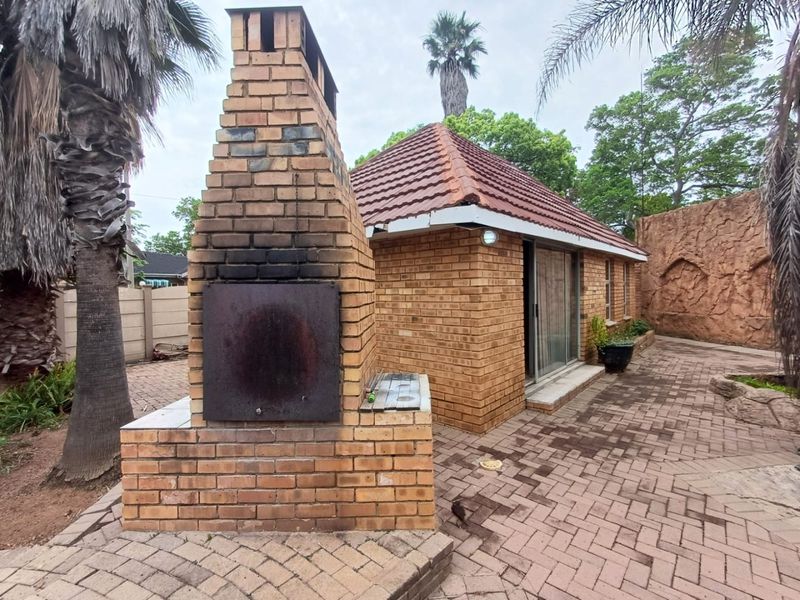 Spacious Family Home with Pool and Flatlet in Flimieda, Klerksdorp - Photo 9