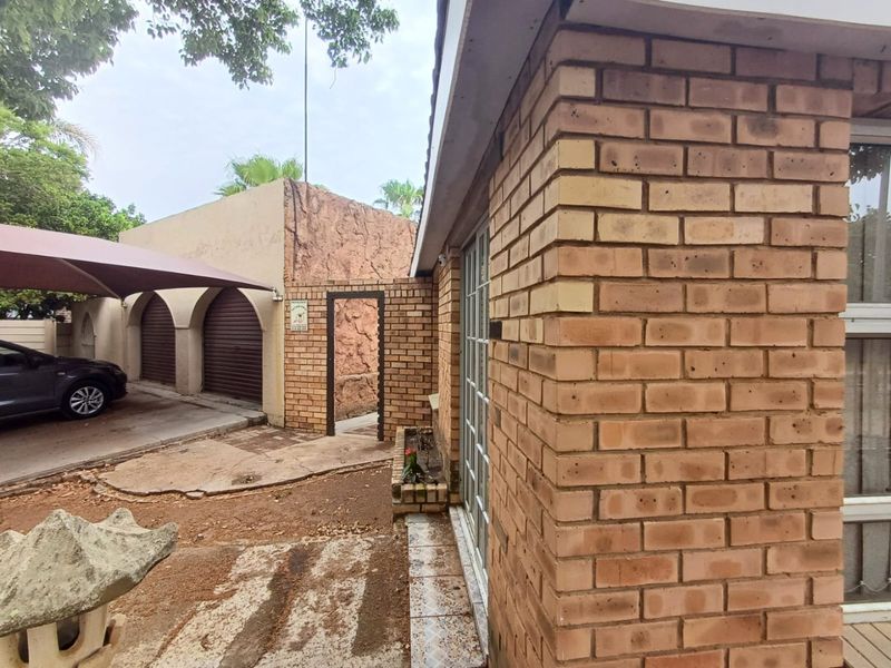 Spacious Family Home with Pool and Flatlet in Flimieda, Klerksdorp - Photo 7