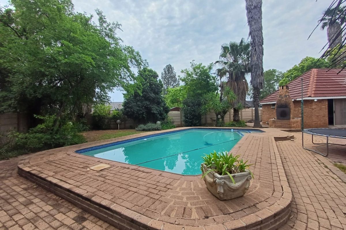 Spacious Family Home with Pool and Flatlet in Flimieda, Klerksdorp - Photo 3